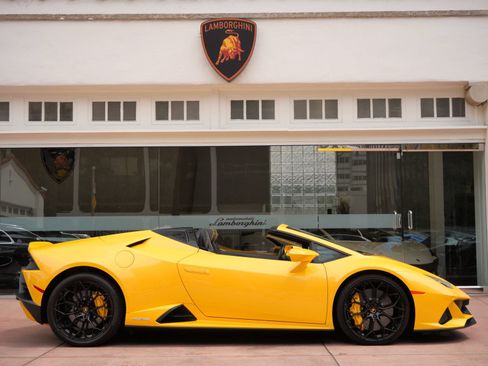 Used 2024 Lamborghini Huracan EVO AWD/4WD image 2