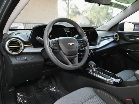 Used 2025 Chevrolet Trax LT image 18