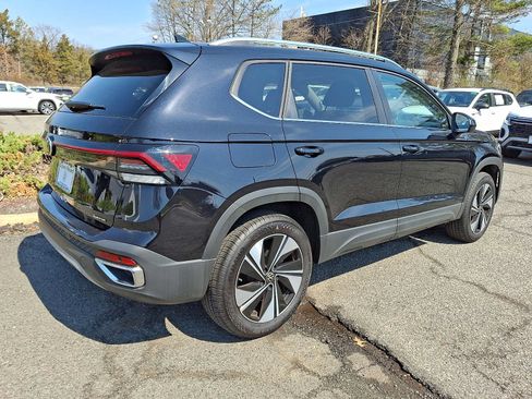Used 2025 Volkswagen Taos SE w/ Panoramic Sunroof Package AWD/4WD image 6
