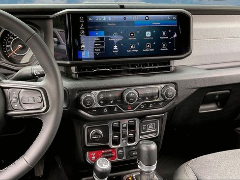 Certified 2025 Jeep Gladiator Sport AWD/4WD image 6