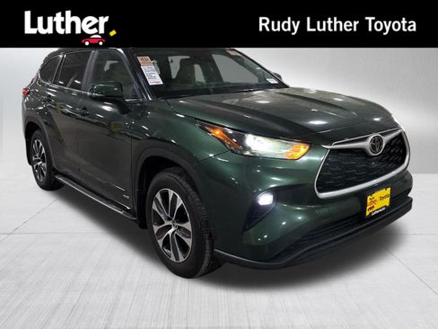 Certified 2025 Toyota Highlander XLE AWD/4WD image 1