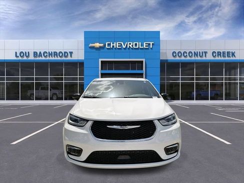 Used 2024 Chrysler Pacifica Touring FWD image 3
