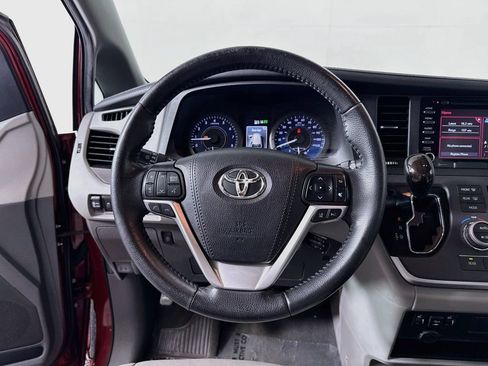 Used 2020 Toyota Sienna XLE FWD image 11