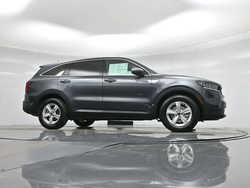 Used 2023 Kia Sorento LX image 4