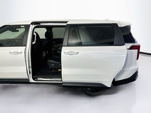 Used 2025 Kia Carnival FWD image 27