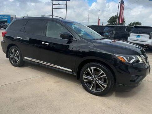 Used 2017 Nissan Pathfinder Platinum w/ Family Entertainment Package AWD/4WD image 2