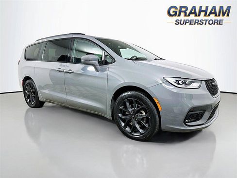 Used 2021 Chrysler Pacifica Touring-L w/ Uconnect Theater Family Group AWD/4WD image 1