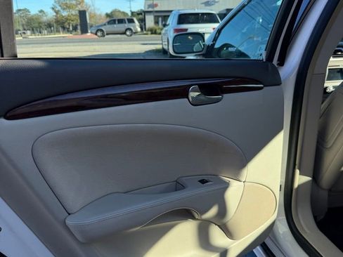 Used 2011 Buick Lucerne Super image 7
