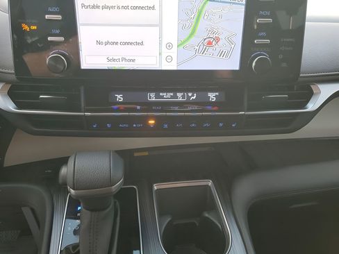 Used 2023 Toyota Sienna Platinum image 41