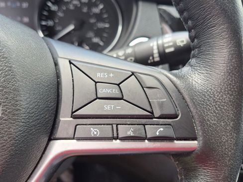 Used 2018 Nissan Rogue SV image 15