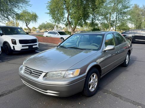 Used 1998 Toyota Camry LE FWD image 1