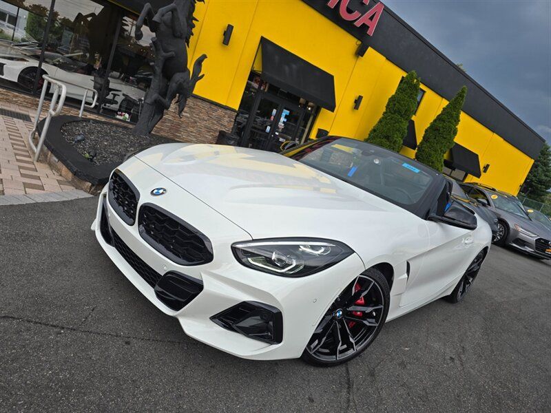 Used 2025 BMW Z4 M40i w/ Edition RWD image 2
