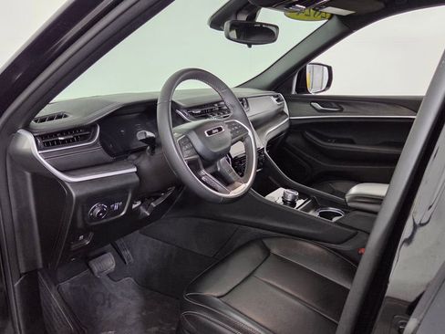 Used 2024 Jeep Grand Cherokee Limited w/ Black Appearance Package AWD/4WD image 18