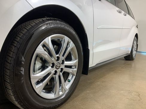 Used 2024 Toyota Sienna Platinum image 2