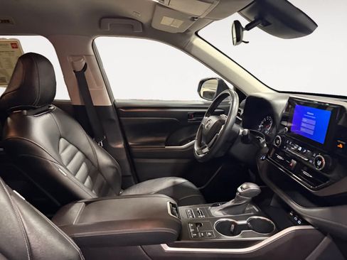 Used 2023 Toyota Highlander LE AWD/4WD image 16