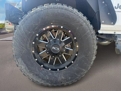 Used 2023 Jeep Gladiator Sport image 3