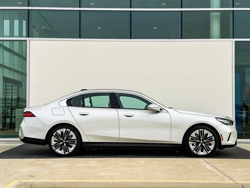 New 2026 BMW 530i 530i w/ Executive Package image 3