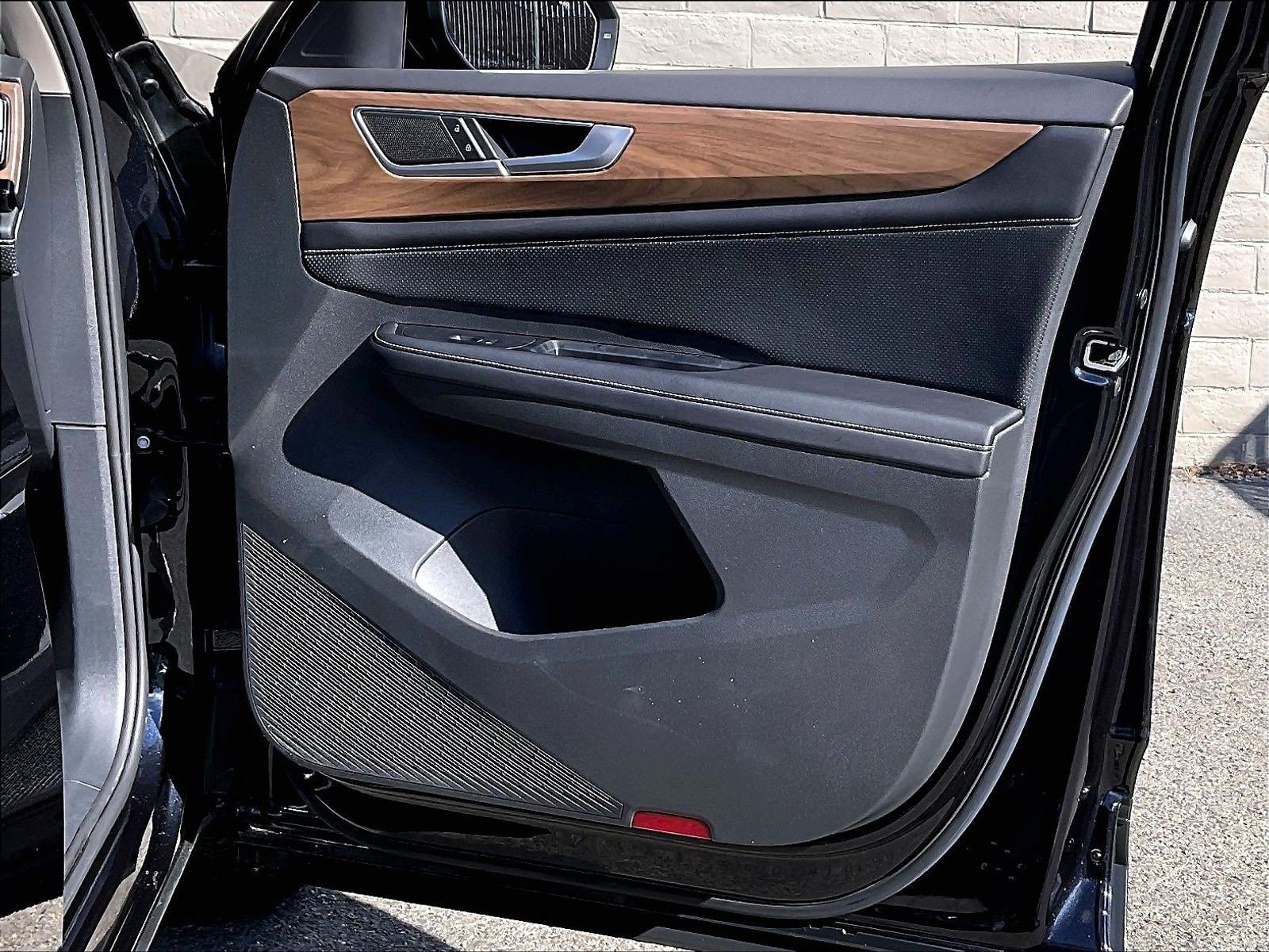 Certified 2024 Volkswagen Atlas SE FWD image 23