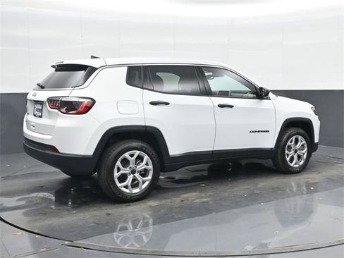 Used 2025 Jeep Compass Sport image 4