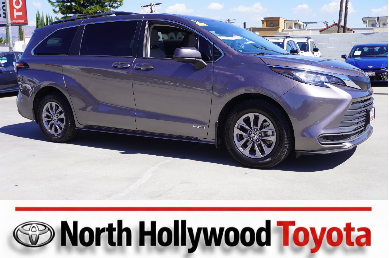 Used 2021 Toyota Sienna LE FWD image 1