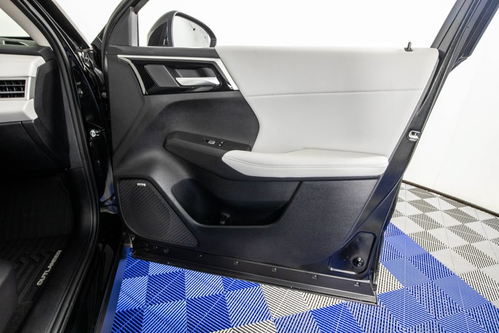 Used 2025 Mitsubishi Outlander SE FWD image 16