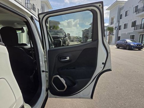 Used 2017 Jeep Renegade Latitude image 35