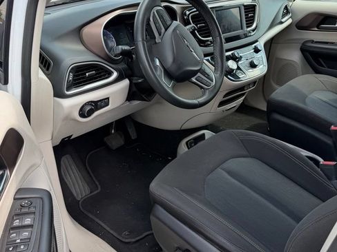 Used 2023 Chrysler Voyager LX FWD image 9