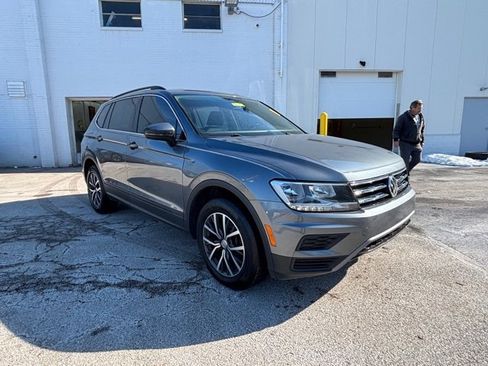 Used 2019 Volkswagen Tiguan SE w/ Panoramic Sunroof Package image 5