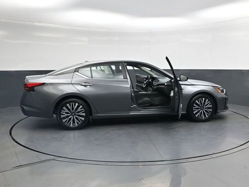 Used 2024 Nissan Altima 2.5 SV FWD image 41