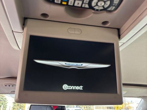 Used 2014 Chrysler Town & Country Touring-L w/ Driver Convenience Group image 12