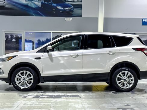 Used 2017 Ford Escape SE image 2