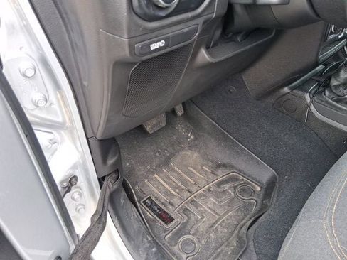 Used 2024 Jeep Gladiator Sport image 12