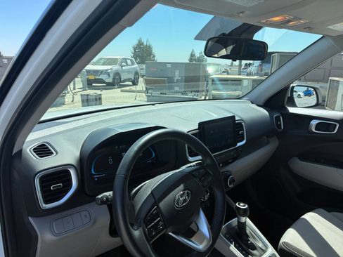 Used 2025 Hyundai Venue SEL FWD image 32