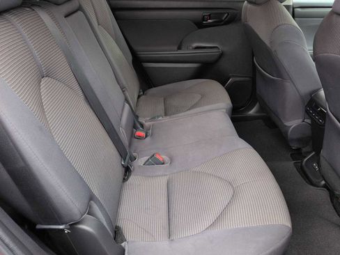 Used 2022 Toyota Highlander LE AWD/4WD image 20