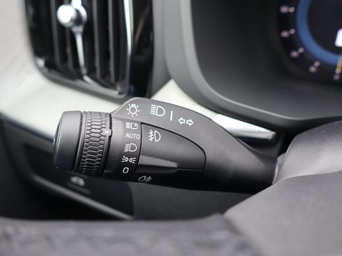 Used 2025 Volvo XC60 B5 Plus image 22