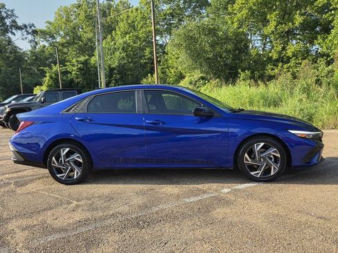 Used 2025 Hyundai Elantra Sport FWD image 3