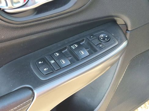 Used 2019 Jeep Cherokee Latitude w/ Popular Appearance Group FWD image 9