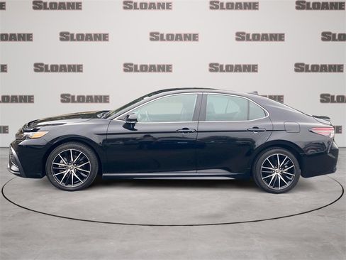 Used 2024 Toyota Camry SE image 2