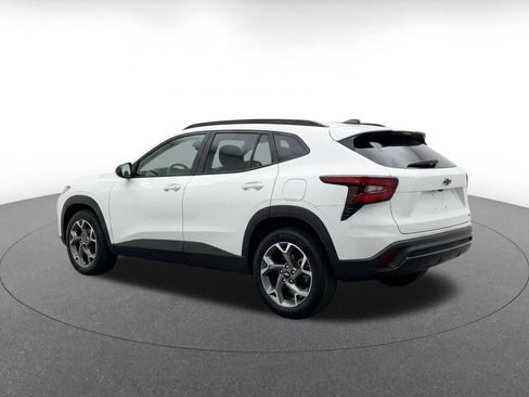 Used 2025 Chevrolet Trax LT FWD image 7