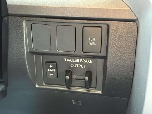 Used 2020 Toyota Tundra SR5 w/ SR5 Upgrade Package AWD/4WD image 28