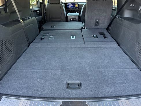 Used 2026 Chevrolet Suburban RST RWD image 23
