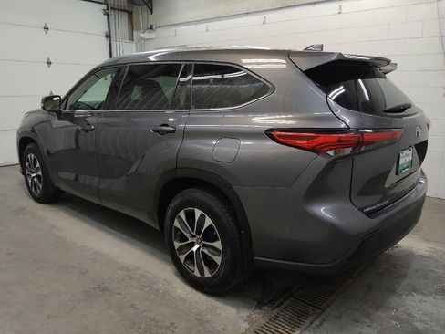 Used 2021 Toyota Highlander XLE AWD/4WD image 3