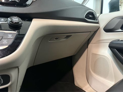 Used 2023 Chrysler Pacifica Touring-L FWD image 20
