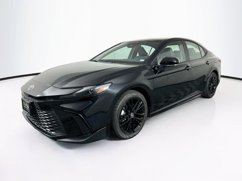 Used 2025 Toyota Camry SE FWD image 3