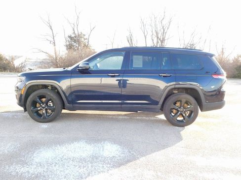 Used 2024 Jeep Grand Cherokee L Limited w/ Black Appearance Package image 6