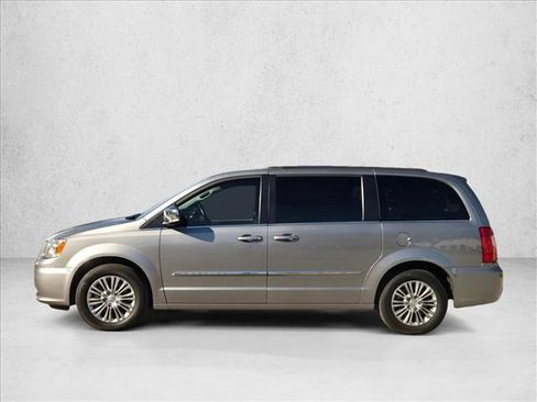 Used 2016 Chrysler Town & Country Touring-L image 8