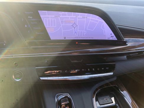 Used 2024 Cadillac Escalade ESV Luxury image 15