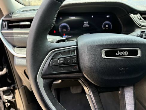 Used 2023 Jeep Grand Cherokee L Limited w/ Luxury Tech Group II AWD/4WD image 16