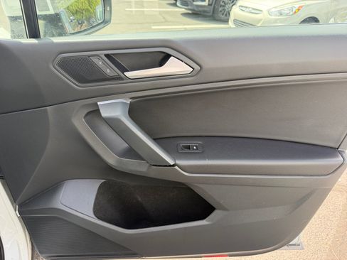 Used 2020 Volkswagen Tiguan SE w/ Panoramic Sunroof Package FWD image 16