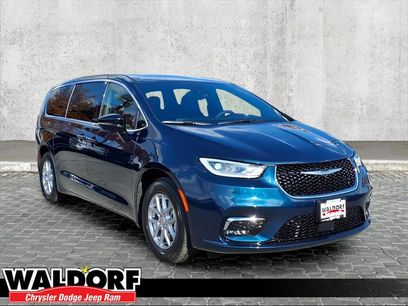 Used 2025 Chrysler Pacifica Select